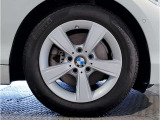 【BMWアロイホイル】軽量かつ強度に拘ったアロイホイル。走行性能ポテンシャルを引き出す設計。車の足元を引き締めてくれる大きなポイントはアロイホイルです。