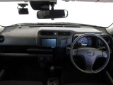 落ち着いた色遣いの運転席周りで飽きの来ないすっきりとしたデザインです。