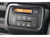 フルオートエアコンが装備されています!お好みの温度設定をするだけでエアコンの風量やモードの切り替えを自動でコントロールしてくれます!ユーザーの操作が少なく燃費走行にもつながります!