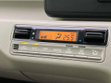 【オートエアコン】一度お好みの温度に設定すれば、車内の温度を検知し風量や温度を自動で調整。暑い&hellip;寒い&hellip;と何度もスイッチ操作をする必要はありません。快適な車内空間には必須の機能ですね♪