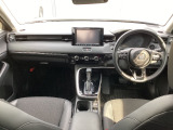 運転時の視界周辺の見やすい位置に、メーターやディスプレーオーディオをレイアウト。スイッチ類は着座姿勢を崩さず自然に手が届く位置に配置され、視線や動作の流れを断ち切らない、運転動作を可能にします。