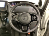 ハンドルにHondaセンシング系のクルーズコントロールやレーンキープアシストなどのスイッチと、オーディオの操作スイッチが装備されています。ハンドルから手を離さず安全に操作できます。