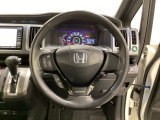 ステアリングスイッチがついていますので、オーディオのチャンネル変更、ボリューム、ジャンル変更が操作可能です。ハンドルから手を離さず安全に操作できます。