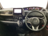 車内は光触媒抗菌消臭施工済です。スタイリッシュなデザインでスポーティなインパネ周りを演出します。グローブボックスやカップホルダーのほかにトレーなどたくさんの収納スペースが付いています。
