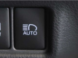 オートマチックハイビームとは、先行車や対向車のライトを認識し、ハイビームとロービームを自動で切り替える機能です。夜道の視界を確保します。詳細は販売店スタッフまでお尋ね下さい。