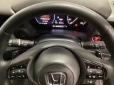 ステアリングホイール・後ろの減速セレクターは、左右に取り付けられた2つのパドルスイッチで減速の強さを調整。 左側の「-」を操作すると減速を強く、右側の「+」を操作すると減速を弱くすることができます。