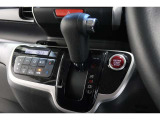 インパネシフトだから視線の移動も少なく足元もスッキリ♪運転席もゆったりしているのでゆとりを持ってドライブできますね!