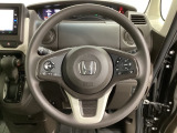 ハンドルにHondaセンシング系のクルーズコントロールやレーンキープアシストなどのスイッチと、オーディオの操作スイッチが装備されています。ハンドルから手を離さず安全に操作できます。