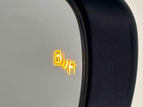 隣接する車線の死角領域を走る或いは急接近する車両を検知、ドアミラーのインジケーターが点灯、車線変更時における安全確認を補助してくれます。
