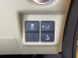 Hondaセンシング用の、VSA(ABS+TCS+横滑り抑制)解除と路外逸脱抑制機能のオンオフスイッチなどはハンドルの右側に装備しています。