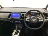 車内は光触媒抗菌消臭施工済です。スタイリッシュなデザインでスポーティなインパネ周りを演出します。グローブボックスやカップホルダーのほかにトレーなどたくさんの収納スペースが付いています。
