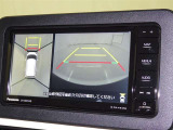 パノラミックビューモニターを装備。駐車場や交差点でクルマを真上から見るように周囲を確認できます。機能の詳細は販売店スタッフまでおたずねください。