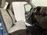 女性でも運転がしやすいように、シートの高さ調整機能(シートリフター)がついています。運転席と助手席の間が空いている為、助手席側への移動がスムーズです。交通量の多い道でも助手席側から乗り降りができます。