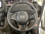 【ハンドル】運転にかかわる様々な操作を安全に行えるように視点移動が少なく操作性に配慮されたスイッチ類が凝縮されたコックピットです。