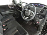 シンプルで使いやすいデザインの運転席です。