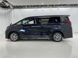流れるようなボディラインが魅力的で乗降りしやすい車両です
