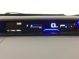 デジタル表示のスピードメーターとタコメーターを大きく配した見やすいメーター部になっています。左側のインフォメーション画面でオドメーターや燃費などの情報を確認できます。