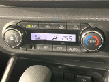 【オートエアコン】一度お好みの温度に設定すれば、車内の温度を検知し風量や温度を自動で調整。暑い&hellip;寒い&hellip;と何度もスイッチ操作をする必要はありません。快適な車内空間には必須の機能ですね♪