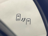 【ブラインドスポットモニター】走行中、ドアミラーの死角になりやすい箇所に後続車が接近するとサイドミラーのレンズに警告を表示!ドライバーに注意喚起をしてくれます。