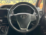 インテリアに合わせたデザインのステアリングは、運転される方のことも考え、運転しやすい形状、大きさです。是非一度、実際に触ってお確かめください。
