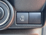 運転席よりパワースライドドアの操作がワンタッチで可能です