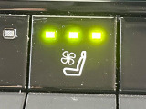 【シートベンチレーション】夏場は涼しい風でお尻や背中の熱やムレを防ぎ、冬はエアコンよりも早く温まってポカポカに!季節を問わず快適に過ごせます。