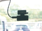 この車にはリアにもドライブレコーダーを装備しております◆映像・音声などを記録する自動車用の装置です。 もしもの事故の際の記録はもちろん、旅行の際の思い出としてドライブの映像を楽しむことができます。