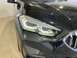 LEDヘッドライト 先進のLEDテクノロジーを採用。キセノンライトを上回るコントラストで明るく輝きます。夜間や悪天候時の日中でも優れた視野性を発揮し安全性と快適性を高めます。