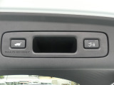 ハンズフリーアクセスパワーテールゲート。スマートキーを携帯していれば、車の下に足をかざせばテールゲートを開けることが可能。予約クローズボタンを押して車から離れるだけで閉めることも可能です。