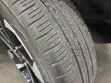 主にスライドドアの開閉と連動して自動で展開・格納される電動ステップです。これにより、特に高齢者や小さな子供の乗り降りが楽になります