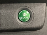 ECON モードをON にするとアクセルペダルの動きに対するエンジンの反応とエアコンの制御を切り換えることで、燃費のいい運転をするドライバーがペダルを踏んだ時と同じようにエンジンを制御します。