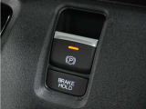 オートブレーキホールド機能付き電子パーキングブレーキ!ブレーキペダルを足から離しても停車状態を保ちます。アクセルを踏めば自動でブレーキが解除され、発進可能!