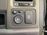 VSA装備車です。VSAはドライバーの操作と車の動きを見守っています。もし車の挙動が乱れたとき、4輪別々にブレーキをかけたり、エンジンパワーをしぼることによって車を安定させます。