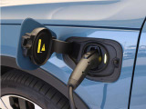 コンセントタイプ3kWやウォールボックスタイプ6kWの充電器を用いてご自宅で簡単充電。一般的な家庭用200V交流充電ケーブルでは約8時間で80%まで充電!1時間あたり7~14kmを走行できる電力を充電