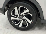 タイヤサイズは195/60R17!純正アルミホイール!残り溝は5ミリ程度です!