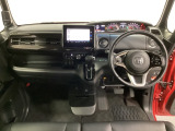 車内は光触媒抗菌消臭施工済です。スタイリッシュなデザインでスポーティなインパネ周りを演出します。グローブボックスやカップホルダーのほかにトレーなどたくさんの収納スペースが付いています。