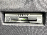 【ETC】有料道路を利用する際に料金所で停止することなく通過できる、ETC車載器(ノンストップ自動料金収受システム機器)が装備されています。セットアップを行うことで利用可能になります。