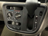 中古車選びで意外と見落としがちなポイントが、シフトレバー周辺の状態です。今回掲載している画像では、操作部分の使用感をはじめ、パネルの傷や擦れ、ボタン類の動作跡など、確認していただけます。