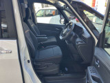 フロントシートは高い視点で見通しよく運転し易いです!運転席は高さ調整も可能です。アームレストも有り、ゆったり快適シートです!