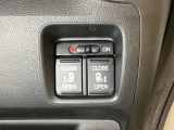 リアドアは乗り降りに便利な両側電動スライドドアです。また運転席に座っていながらスイッチ操作で自在にスライドドアを開け閉めできます。