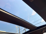 【パノラマルーフ】大型のガラスルーフ搭載で車内の解放感が一気にアップ!開放的なドライブをお楽しみいただけます。