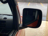 見た目が大事!な外装はぴかっとキレイに磨いており、経年のくすみもよみがえっております。ヘッドライトやドア周辺を磨く際にはマスキングテープを使用して保護しながら丁寧に作業をしております。