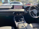 ドライバーが心に余裕をもって運転に集中できること、助手席や後席からもすっきりと前を見通せる空間の起点となり、全員が安心してドライブを楽しめることをモットーにシンプルなレイアウトとなっています。