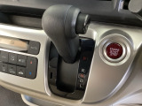 CVT車のセレクトレバーです。低速から高速まで、変速ショックのないスムーズな走りを実現するとともに、エンジン効率のよい領域を維持することで燃費にも貢献します。