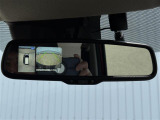 【デジタルインナーミラー】車両後方カメラの映像をミラーに映すことが出来ます。 そのため、後席に人や荷物があって後方が見えづらい場合でもしっかり視界を確保することが出来ます。