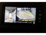 パノラミックビューモニター付きです。車両を上から見たような映像をディスプレイ画面上に表示。運転席からの目視だけでは見にくい、車両周辺の状況をリアルタイムでしっかり確認できます。