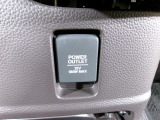 【POWEROUTLET】12V電源ソケットを設置しております。周辺機器の充電にご利用頂けます。