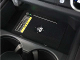 ◆ワイヤレス充電器◆ワイヤレス充電規格Qiに適合した機器を充電エリアに置くことで使用できます。