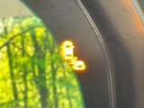 【ブラインドスポットインフォメーション】走行中、ドアミラーの死角になりやすい箇所に後続車が接近するとサイドミラー付近に警告を表示、ドライバーに注意喚起をしてくれます。