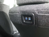 セカンドシート用の携帯充電ポートです!便利です♪